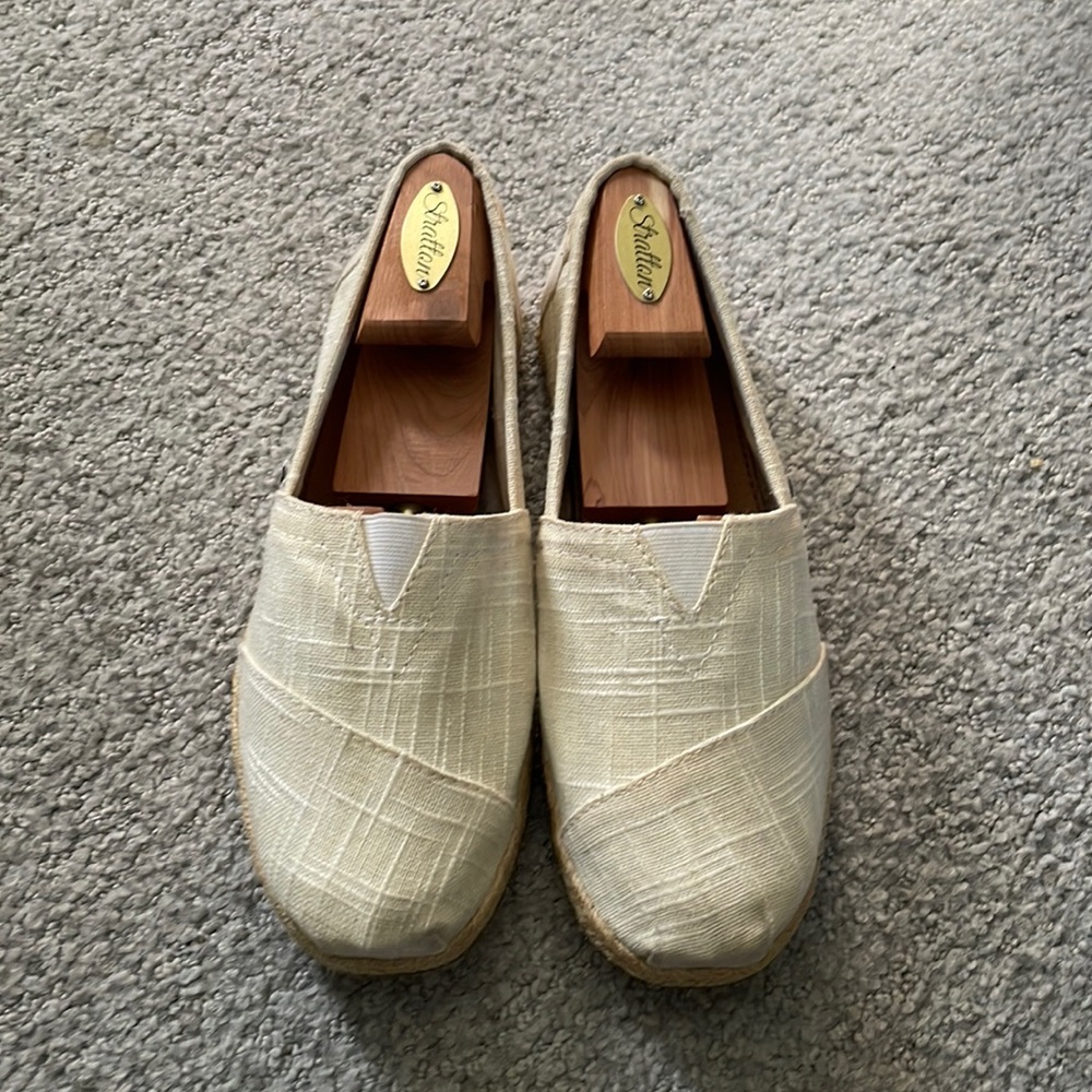 Cream Tom’s womens 8 1/2 great condition
